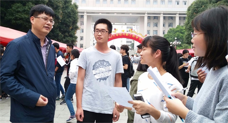 罗副校长与学生交谈.jpg